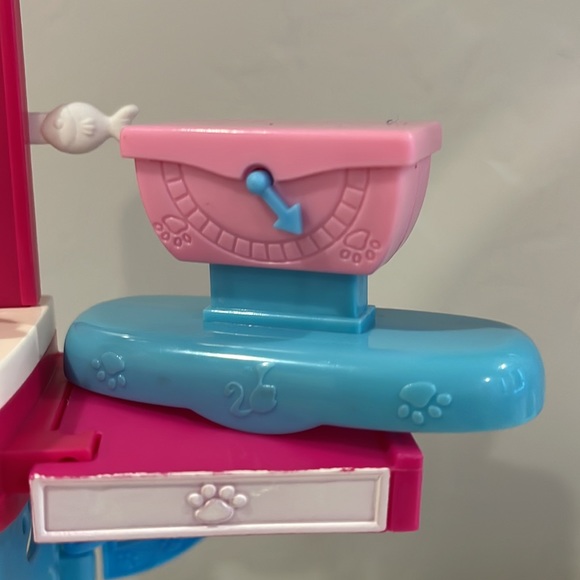 Barbie Pet Vet Doll & Playset - Picture 4 of 7